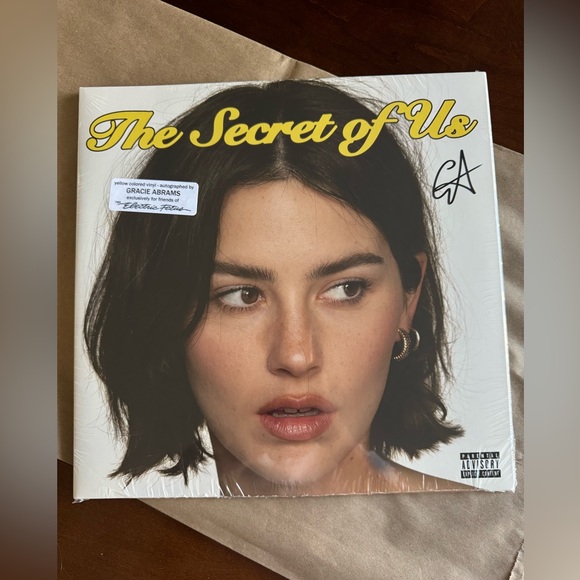 GRACIE ABRAMS THE SECRET OF US SIGNED AUTOGRAPHED YELLOW VINYL LP ALBUM ON COVER - Picture 11 of 15